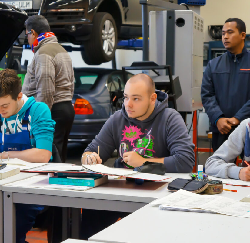 mannen in een lesgroep achter een tafel
