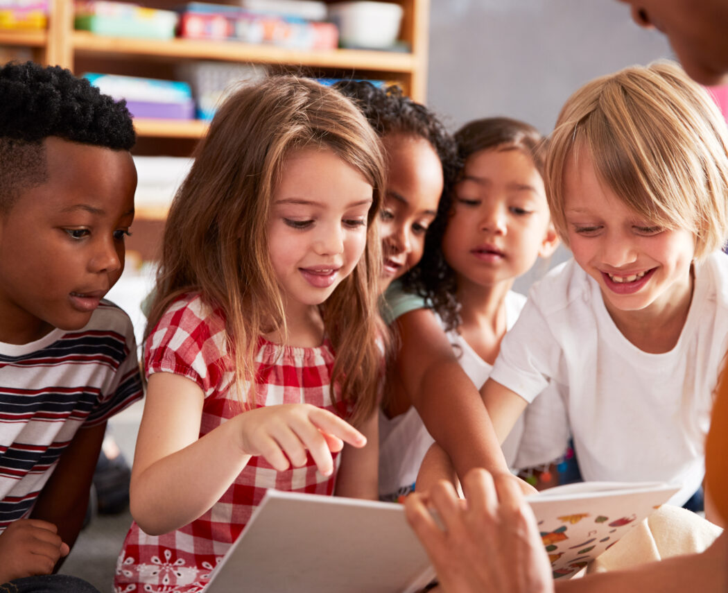 blije kinderen lezen samen in boeken