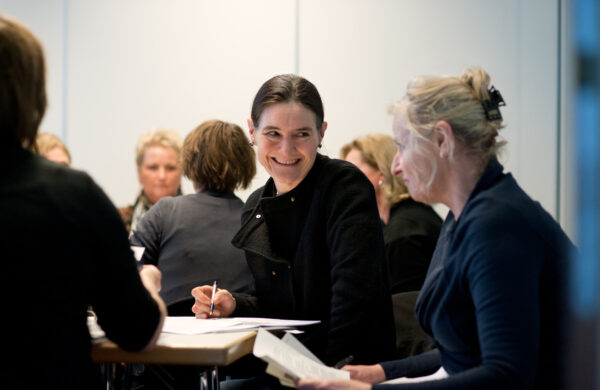 docenten zitten aan tafels en overleggen met elkaar op de Rondetafelconferentie taalbewust lesgeven mbo
