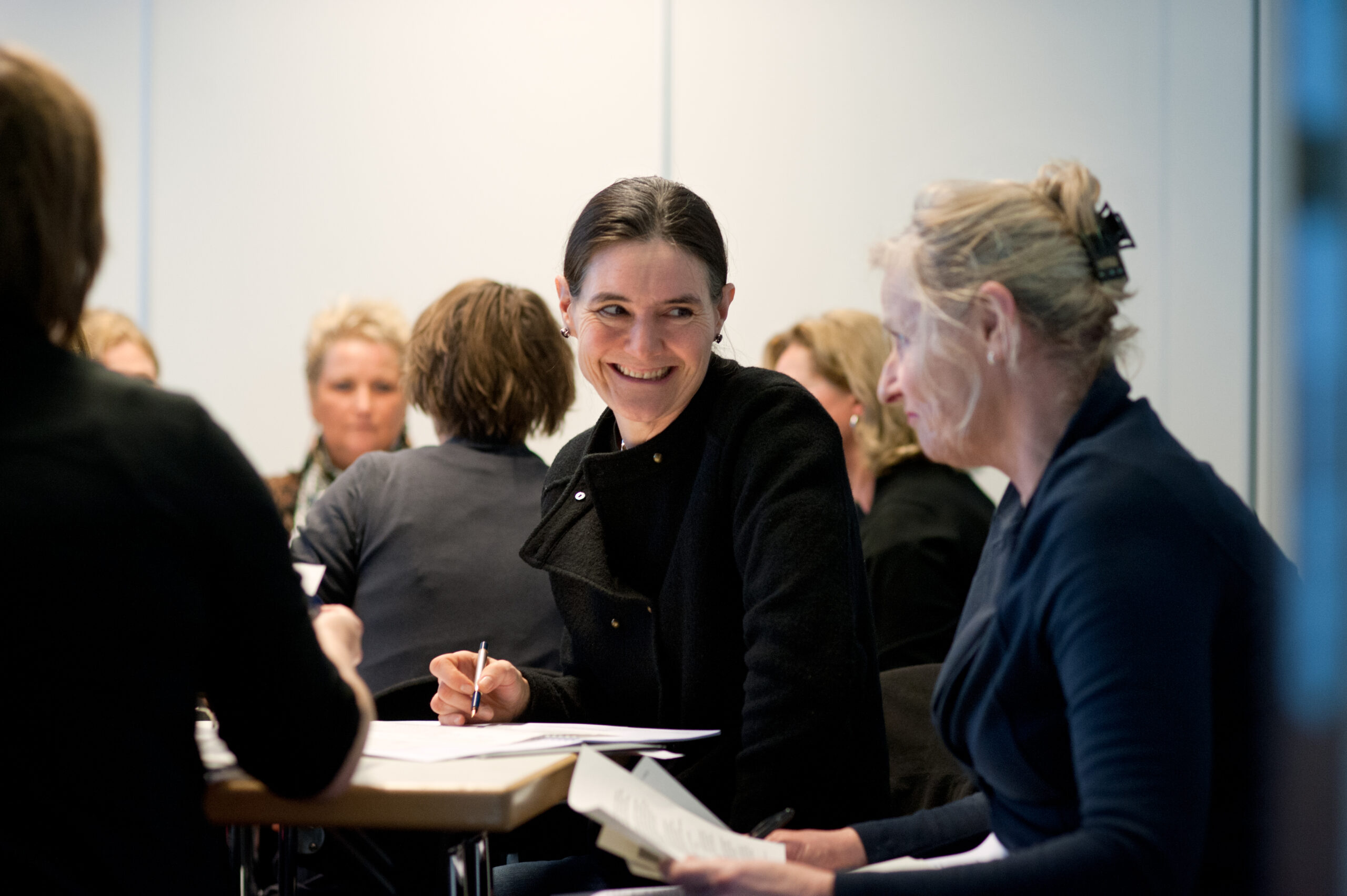 docenten zitten aan tafels en overleggen met elkaar op de Rondetafelconferentie taalbewust lesgeven mbo